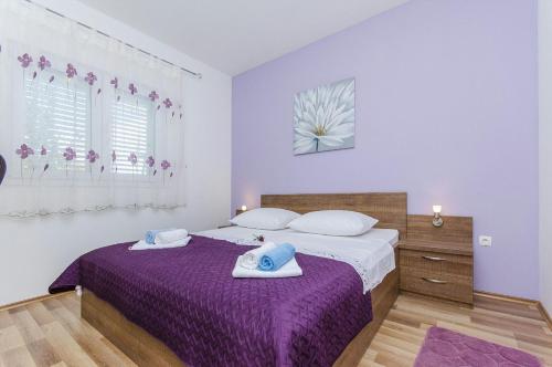 Family friendly apartments with a swimming pool Split - 14203