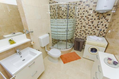 Family friendly apartments with a swimming pool Split - 14203