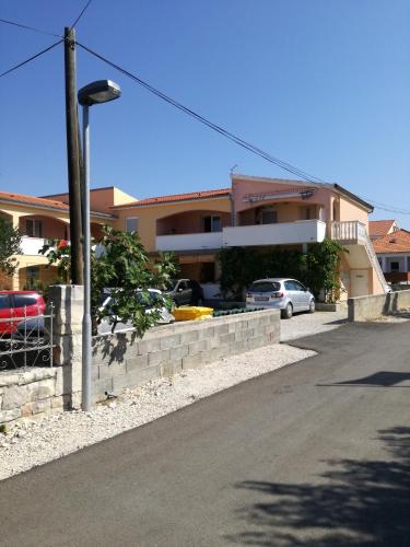 Apartments with a parking space Vrsi - Mulo, Zadar - 14243