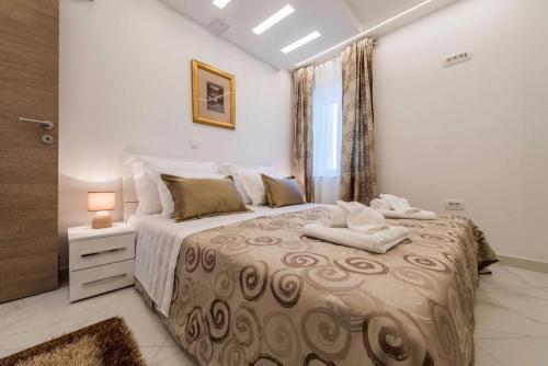 um quarto com uma cama grande e uma janela em Apartments by the sea Preko, Ugljan - 14244 em Preko