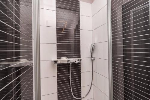 um chuveiro na casa de banho com azulejos brancos em Apartments by the sea Preko, Ugljan - 14244 em Preko