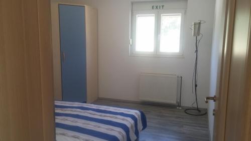 Cette chambre blanche dispose d'un lit et d'une fenêtre. dans l'établissement Apartment Marina 14258a, à Marina