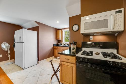 Cottage City Manor House Upper Level – Photos 2