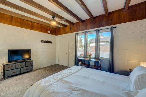 ein Schlafzimmer mit einem Bett und einem TV. in der Unterkunft Pine Tree Place - Unit 1 in South Lake Tahoe