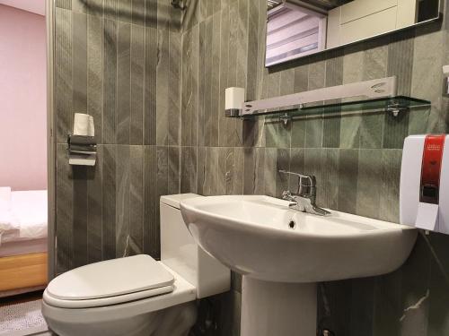 a bathroom with a toilet and a sink at Ohmy Inn Dongdaemun in Seoul