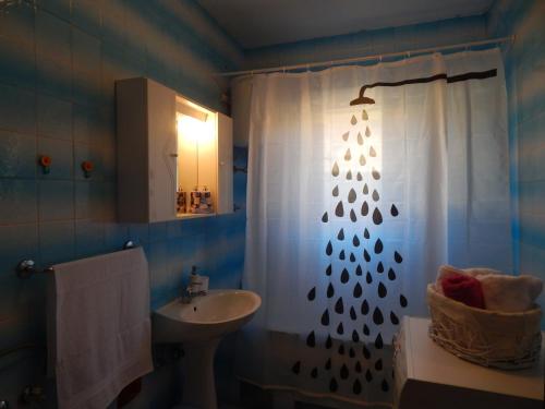 y baño con cortina de ducha y lavamanos. en Apartments with a parking space Tugare, Omis - 14320, en Tugare