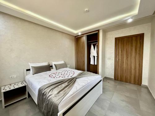 een slaapkamer met een groot bed in een kamer bij Moussa Residence in Dakhla