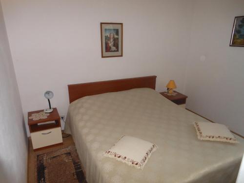 une petite chambre avec un lit et une table de chevet dans l'établissement Apartments by the sea Sevid, Trogir - 14337, à Marina