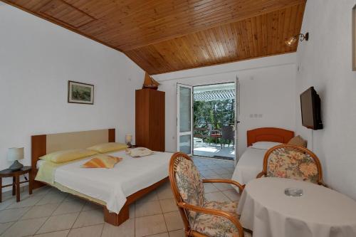 Postel nebo postele na pokoji v ubytování Apartments by the sea Cove Pokrivenik, Hvar - 14345