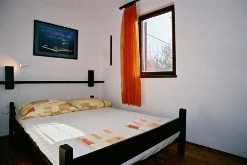 Schlafzimmer mit einem Bett und einem Fenster in der Unterkunft Seaside holiday house Ist - 14366 in Ist