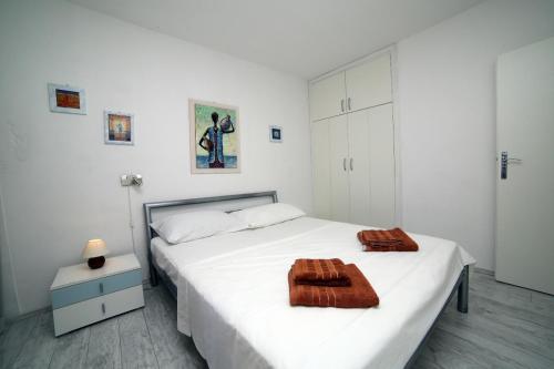 A bed or beds in a room at Family friendly apartments with a swimming pool Bol, Brac - 14379