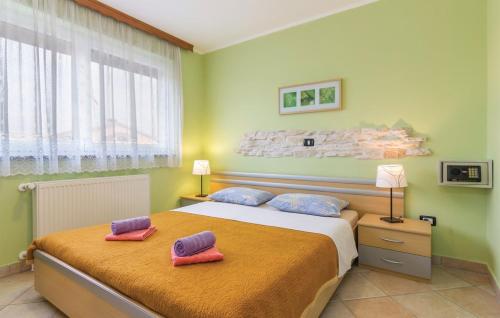Posteľ alebo postele v izbe v ubytovaní Family-friendly apartments with swimming pools Fratrici, Umag - 14384