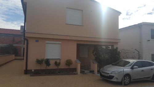 Apartments with a parking space Vir - 14389