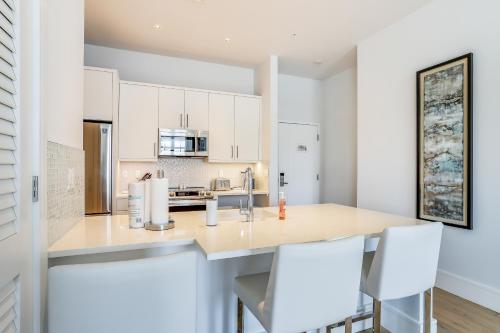 Una cocina o cocineta en SoCe Flats 209