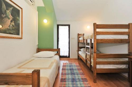 Un dormitorio con dos literas y una escalera. en Family friendly apartments with a swimming pool Novalja, Pag - 14396, en Novalja