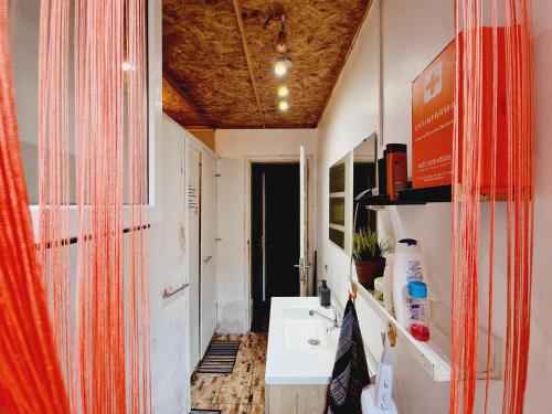 uma pequena casa de banho com um lavatório e um espelho em Mini Hostel in Lisbon em Lisboa