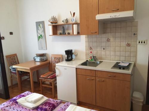 Kuchyňa alebo kuchynka v ubytovaní Apartments by the sea Sukosan, Zadar - 14406