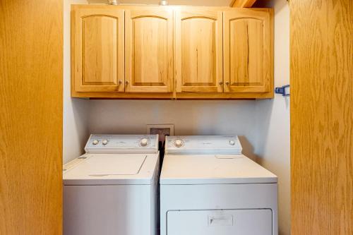 Knotty Pine Refuge – Photos 2