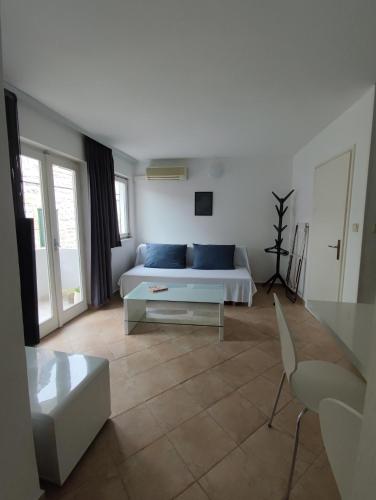 a living room with a couch and a table at Apartments by the sea Tisno, Murter - 14410 in Tisno