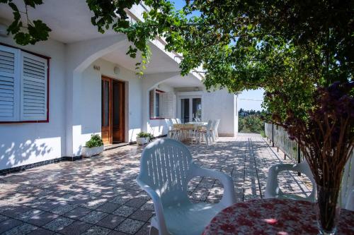 Apartments with a parking space Barbat, Rab - 14431