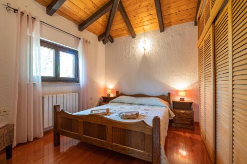 a bedroom with a bed and two lamps and a window at Family friendly house with a swimming pool Sveti Lovrec, Central Istria - Sredisnja Istra - 14432 in Sveti Lovreč Pazenatički