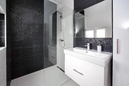 W łazience znajduje się biała umywalka i prysznic. w obiekcie Apartments with a parking space Bibinje, Zadar - 14436 w Bibinje