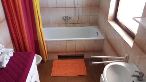 La salle de bains est pourvue d'une baignoire, de toilettes et d'un lavabo. dans l'établissement Holiday house with a parking space Kozino, Zadar - 14464, à Petrčane