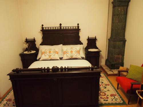 um quarto com uma cama grande e almofadas brancas em Apartments with a parking space Lokve, Gorski kotar - 14469 em Lokve
