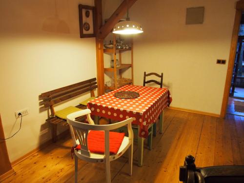 uma sala de jantar com uma mesa e cadeiras vermelhas e brancas em Apartments with a parking space Lokve, Gorski kotar - 14469 em Lokve