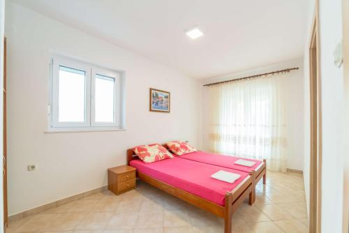 um quarto com uma cama e uma janela em Apartments with a parking space Privlaka, Zadar - 14492 em Privlaka