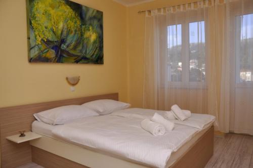 Ένα ή περισσότερα κρεβάτια σε δωμάτιο στο Apartments by the sea Rab - 14504