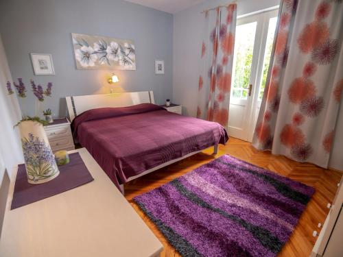 Postel nebo postele na pokoji v ubytování Apartments by the sea Rab - 14515