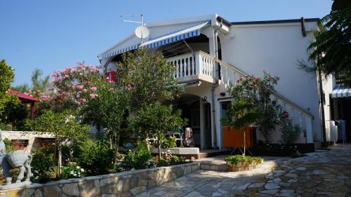 Fotografia z galérie ubytovania Apartments by the sea Kustici, Pag - 14522 v destinácii Zubovići