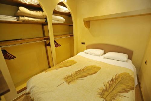 - une chambre avec un lit en plumes dans l'établissement Apartments with WiFi Zadar - 14525, à Zadar
