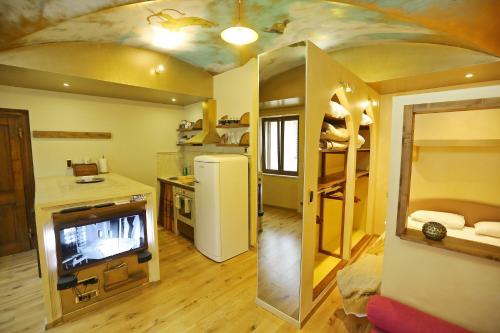 une chambre avec une cuisine et un salon dans l'établissement Apartments with WiFi Zadar - 14525, à Zadar