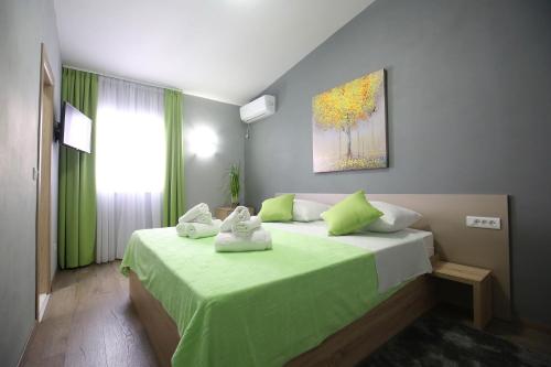 1 dormitorio con 1 cama con toallas en Apartments and rooms with WiFi Zadar - 14528, en Zadar