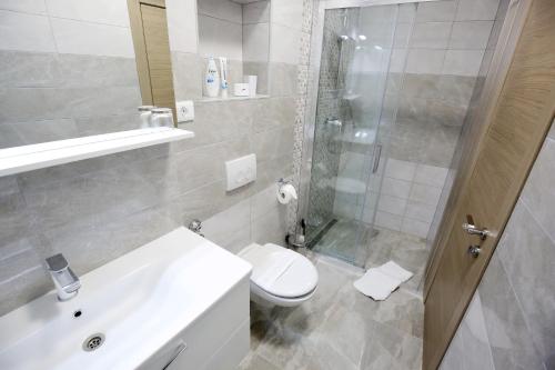 y baño con aseo, lavabo y ducha. en Apartments and rooms with WiFi Zadar - 14528, en Zadar