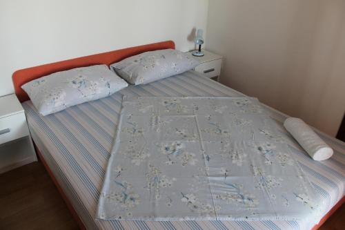 1 cama con edredón blanco y 2 almohadas en Apartments with a parking space Pula - 14533, en Pula