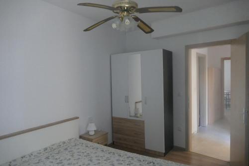 Apartments with a parking space Makarska - 14560