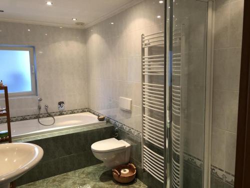 ein Badezimmer mit einem WC, einer Badewanne und einem Waschbecken in der Unterkunft Apartments by the sea Tisno, Murter - 14346 in Tisno