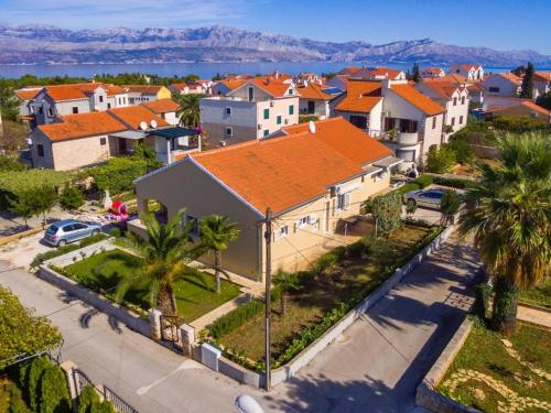 Apartments with parking space Supetar, Brac - 16294