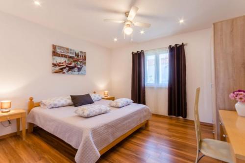 Apartments with parking space Supetar, Brac - 16294