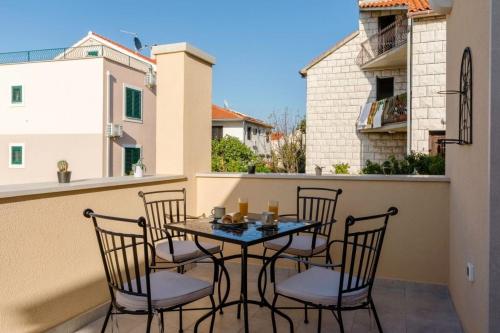 Apartments with parking space Supetar, Brac - 16294
