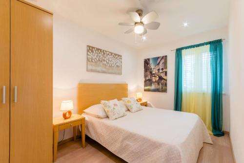 Apartments with parking space Supetar, Brac - 16294