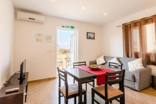 Apartments with parking space Supetar, Brac - 16294
