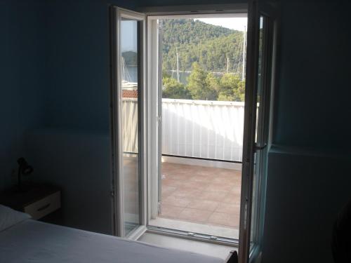 drzwi na balkon z widokiem na ganek w obiekcie Apartments by the sea Polace, Mljet - 16296 w mieście Goveđari