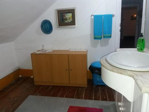 a bathroom with a sink and a bath tub at Casa dragão in Porto