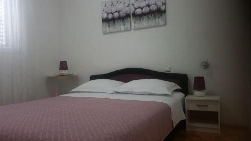 sypialnia z łóżkiem z biało-różowym kocem w obiekcie Apartments with a parking space Poljica, Trogir - 16299 w Marinie