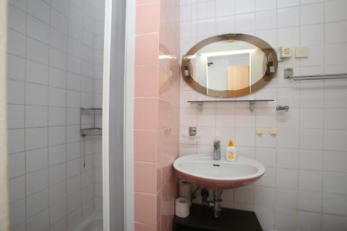 ein Badezimmer mit Waschbecken und Spiegel in der Unterkunft Apartments with WiFi Rabac, Labin - 16312 in Rabac