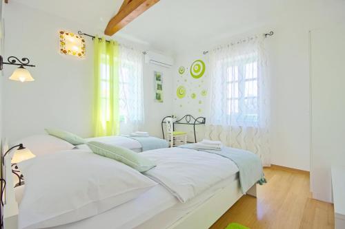 Ένα ή περισσότερα κρεβάτια σε δωμάτιο στο Luxury villa with a swimming pool Liznjan, Medulin - 16329